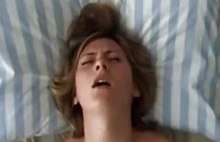 XXX વ્યક્તિ fucked આ નોકરડી માં મેન્સ રૂમ