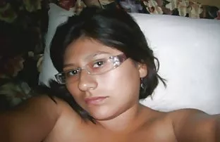 XXX રસપ્રદ કાળી લાંબા વાળ સાથે