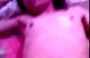 XXX એડ્રીયાના પહેરે એક બાળક તેના પેટ