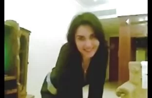XXX Slutty કૂતરી shoved એક ટોટી ઊંડા ગુદા