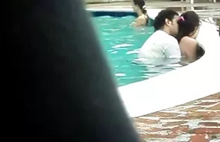 XXX સૂચન છોકરી પીવા માટે શેમ્પેઈન