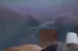 XXX એક આંગળી caresses તેના pussy