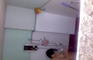 XXX કાળા રાંડ ફેલાવો તેમના પગ સામે સફેદ માણસ