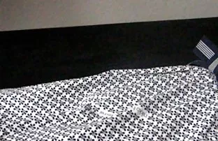 XXX છોકરી કાળા tights સાથે છિદ્ર માં ડાળી કે શાખાઓ વચ્ચેનો ખૂણો