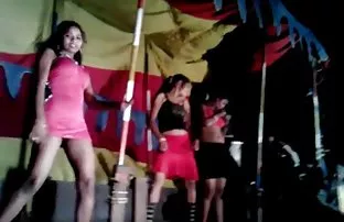 XXX નાજુક માં cutie માસ્ક અને કાળા પોશાક શૃંગારિક
